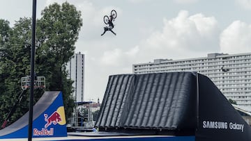 Alejandro Bonafe tirando un Flip Tuck en un salto de 14 metros del Red Bull Roof Ride de MTB del FMB World Tour celebrado en Polonia.