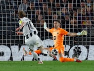 Soccer Football - UEFA Champions League - Round of 16 - Second Leg - FC Barcelona v Newcastle United - Spotify Camp Nou, Barcelona, Spain - March 18, 2026 FC Barcelona's Joan Garcia makes a save from Newcastle United's Anthony Gordon REUTERS/Albert Gea
