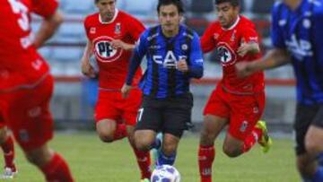 Espinosa escapa de la marca de González y Bahamondes en un duelo contra La Calera.