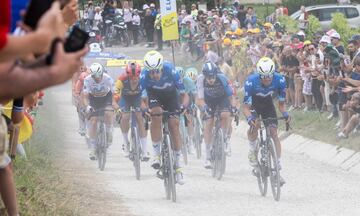 El Movistar Team, en al fuga desde el principio, en el tramo de tierra de Baroville.