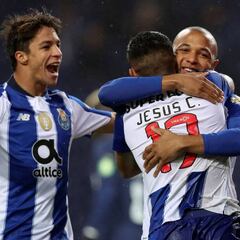 Con 'Tecatito' y Herrera, Porto golea y es superlíder en Portugal