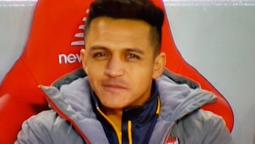 Alexis Sánchez se ríe en el banquillo