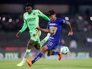 MEX644. CIUDAD DE MÉXICO (MÉXICO), 21/04/2026.- Robert Morales (d) de Pumas disputa el balón con Jesús Morillo de Juárez este martes, en un partido de la Liga MX entre Pumas y Juárez en el estadio Olímpico Universitario en Ciudad de México (México). EFE/ Isaac Esquivel