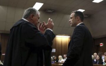 Continua el juicio al atleta sudafricano Oscar Pistorius, acusado de matar a tiros a su novia, la modelo Reeva Steenkamp.