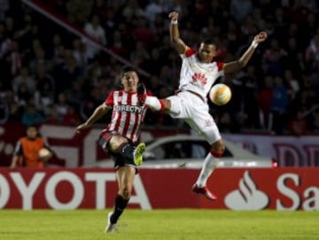 Francisco Meza (R) of Colombia's Independiente de Santa Fe is challenged by Guido Carrillo of Argentina's Estudiantes de La Plata during their Copa Libertadores soccer match in La Plata, Argentina, May 5, 2015.   REUTERS/Enrique Marcarian 