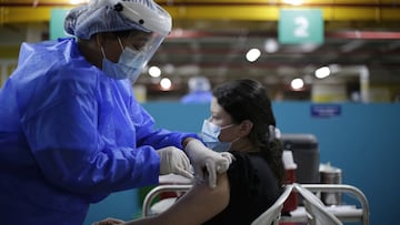 Vacunación en Colombia contra el COVID-19. Conozca quiénes deberán ponerse la tercera dosis de la vacuna y cuándo se iniciará el proceso de aplicación.