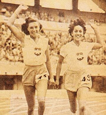 Marion Huber y Eliana Gaete celebran en el estadio Monumental de River Plate. La primera fue plata y la segunda oro en los 80 metros vallas de Buenos Aires 1951. Foto: Revista Estadio