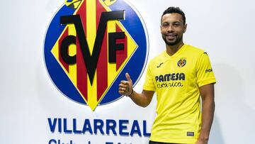 Coquelin posa con la camiseta del Villarreal.