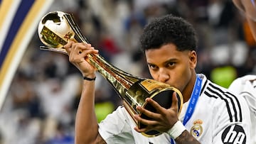 Doha (Qatar), 18/12/2024.- Rodrygo of Real Madrid celebrates with the trophy after winning the FIFA Intercontinental Cup 2024 final match between Real Madrid and Pachuca in Lusail, Qatar, 18 December 2024. (Catar) EFE/EPA/NOUSHAD THEKKAYIL