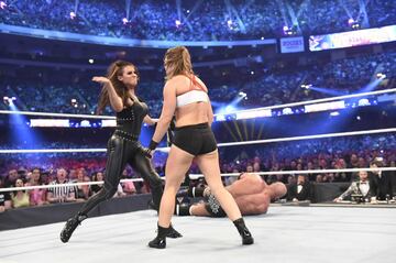 Ronda Rousey, que competía junto a Kurt Angle, se midió a Triple H y Stephanie McMahon en una lucha por parejas.