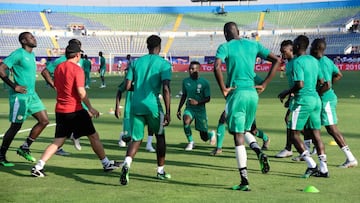 Senegal's players warm up during the 2019 Africa Cup of Nations (CAN) quarter final football match between Senegal and Benin at the 30 June stadium in Cairo on July 9, 2019. (Photo by JAVIER SORIANO / AFP)