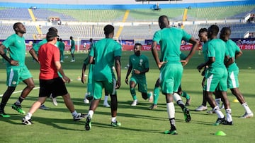 Senegal&#039;s players warm up during the 2019 Africa Cup of Nations (CAN) quarter final football match between Senegal and Benin at the 30 June stadium in Cairo on July 9, 2019. (Photo by JAVIER SORIANO / AFP)