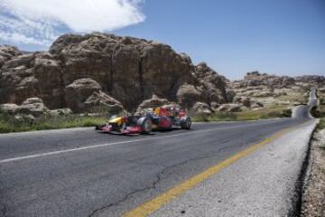 David Coulthard con el RB7 por las carreteras de Jordania.
