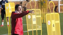 Marcelino da indicaciones durante un entrenamiento del Valencia. 