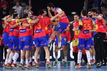 Los jugadores celebran la medalla de oro del Europeo.