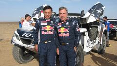 Carlos Sainz junto a su copiloto Lucas Cruz.