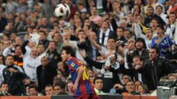<b>FEO GESTO. </b>Messi corre a por un balón y cuando ya había salido fuera dispara a la grada, que le responde indignada.