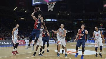 Shengelia atrapa un rebote durante el Baskonia-Gipuzkoa.