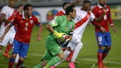 Claudio Bravo se lanz&oacute; contra el cuadro peruano.