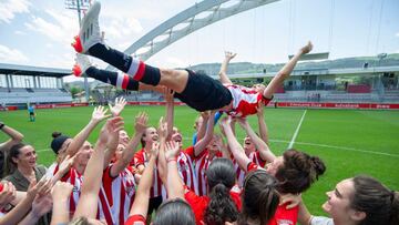 Vanesa Gimbert, manteada por sus compañeras del Athletic en su último partido.