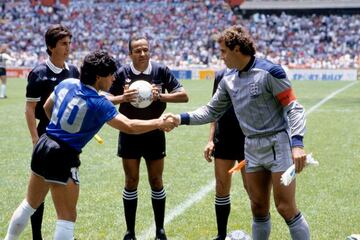 El árbitro tunecino fue el elegido para dirigir el Argentina-Inglaterra del Mundial 86. Este es el juez que pudo presenciar el famoso gol de Maradona en un slalom antológico y que debió de anular el conocido como la mano de Dios. Corría en el minuto 51 cuando el delantero argentino saltaba a por balón ante la presencia del portero Peter Shilton. El 10 se ayudó de la mano para batir al meta inglés. Bennaceur no se percató de la jugada y permitió el gol, ayudado en su decisión por linier búlgaro Bodgan Dotchev. El árbitro y el asistente de banda fueron colaboradores necesarios para que Maradona lograra el gol de mano de Dios.