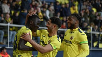 VILLARREAL (CASTELLÓN), 01/02/2025.- El centrocampista senegalés del Villareal Pape Alassane (i) celebra el segundo gol de su equipo durante el partido de LaLiga entre el Villarreal y el Valladolid, este sábado en el estadio de la Cerámica. EFE/ Andreu Esteban