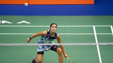 La jugadora española de bádminton Carolina Marin devuelve el volante ante Hsiang Ti Lin en el Abierto de Hong Kong.