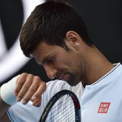 Djokovic, operado en secreto en Suiza de un codo