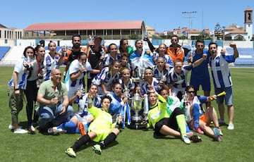 El club onubense conquistó la única Copa que tiene en su haber en 2015. En la foto, el equipo celebra el título. 

 