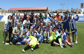 El club onubense conquistó la única Copa que tiene en su haber en 2015. En la foto, el equipo celebra el título. 

 