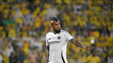Colo-Colo's midfielder #23 Arturo Vidal reacts during the Copa Libertadores group stage first round football match between Colombia's Atletico Bucaramanga and Chile's Colo Colo at the Americo Montanini stadium in Bucaramanga, Colombia, on April 1, 2025. (Photo by Luis ACOSTA / AFP)