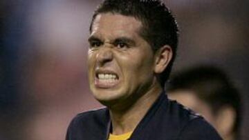 El técnico del Boca Juniors, Carlos Ischia, excluyó, por lesión, a Juan Román Riquelme del equipo que el jueves próximo visitará al Defensor Sporting de Uruguay en el partido de ida de octavos de final de la Copa Libertadores de América, informaron hoy fuentes boquenses.