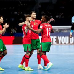 Portugal gana y España se mete en octavos sin jugar