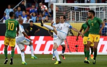 Diego Godín ante la marca Jamaica