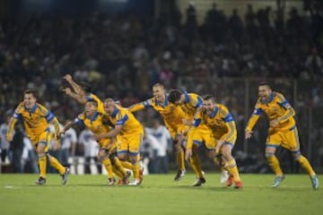 Los Tigres son más fuertes que los Pumas y eso pareció reflejarse en las dos finales de la liga Mx que han disputado ambas franquicias; los de la Sultana del Norte terminaron coronándose en los 70 y hace dos años, las dos ocasiones cerrando en el pedregal de la Ciudad de México.