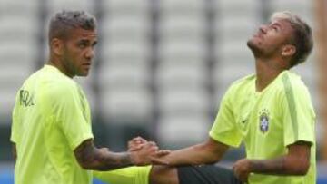 Dani Alves y Neymar durante un entrenamiento.