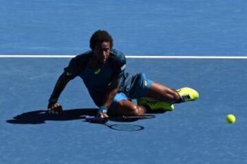 Gael Monfils cae al suelo tras devolver un punto en el partido ante Alexandr Dolgopolov.