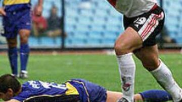 <B>EL CUCHU SE SALE.</b> Esteban Cambiasso, que sigue perteneciendo al Real Madrid, celebra el primer gol de River. El Cuchu está en forma y ayer marcó con la derecha, su mala. Gaitán, desolado en el suelo, prefiere no mirar.