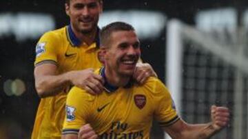 Lukas Podolski celebra uno de sus goles.
