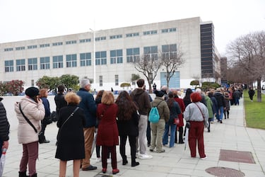 Entrada de familiares de las victimas y ciudadanos al interior del Palacio de Deportes Carolina Marín.