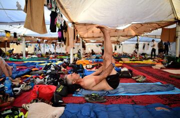 Los participantes descansan en el campamento después del final de la Etapa 3 de la 13ª edición de Titan Desert 2018 entre Alnif y Rissani, en el centro de Marruecos