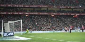 1-0. Aduriz anotó de penalti el primer gol.