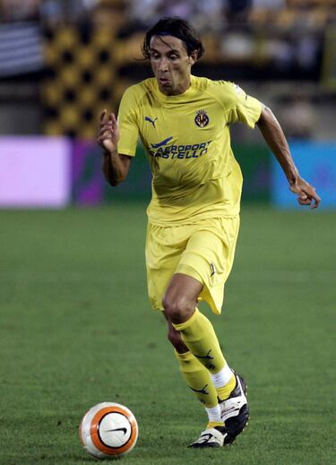 Fue uno de los fichajes referentes de la primera época amarilla. Llegó para ser el referente del equipo desde el Milán, haciendo muy buena pareja con Forlán en es periodo. Más físico y potente, que técnico. Trabajador incansable, con carácter y muy competitivo. Jugó cuatro temporadas y 163 partidos oficiales.


