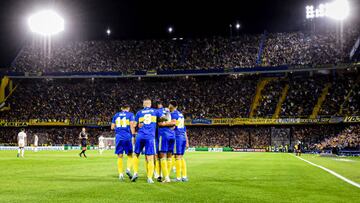 BUENOS AIRES, ARGENTINA - APRIL 17: Sebastian Villa of Boca Juniors celebrates with teammates after scoring the first goal of his team during a match between Boca Juniors and Lanus as part of Copa de la Liga 2022 at Estadio Alberto J. Armando on April 17, 2022 in Buenos Aires, Argentina. (Photo by Marcelo Endelli/Getty Images)