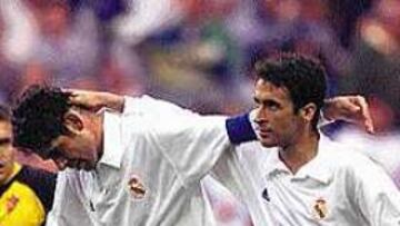 <B>LOS CAPITANES, UNIDOS.</B> Raúl felicita con una carantoña a Hierro tras conseguir el segundo gol. Los dos líderes tiran del carro.