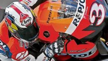 <b>CON EL TRES. </b>Pedrosa, con su nuevo dorsal, en la primera jornada de ensayos en el circuito andaluz.