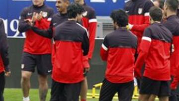 <b>CONJURADOS. </b>La plantilla bromeaba con el Cata Díaz como 'víctima' antes de la sesión de ayer. Simeone dejó fuera de la lista a varios jugadores importantes.