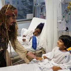 Johnny Depp vuelve a ser Jack Sparrow para visitar a los niños del hospital de San Sebastián