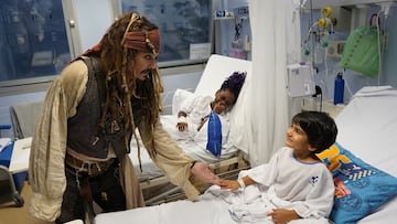 Johnny Depp vuelve a ser Jack Sparrow para visitar a los niños del hospital de San Sebastián