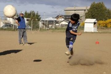 Claudio Nancufil, argentino de ocho años de edad, prodigio de los Andes del sur, que podría confundirse con un clon de Lionel Messi en poco tiempo puede tomar el mismo camino a la gloria del fútbol como el as de Barcelona. Nancufil, pequeño para su edad, se ha convertido en una sensación en los medios desde que salió como un talento inusual en el modesto club de Martin Guemes en la estación de esquí de Bariloche.